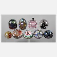Neun Paperweights111