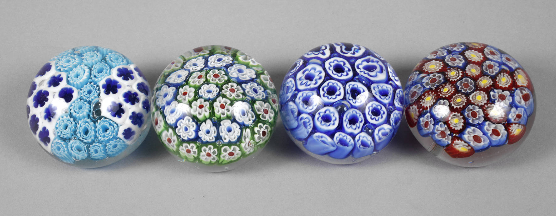 Vier Paperweights