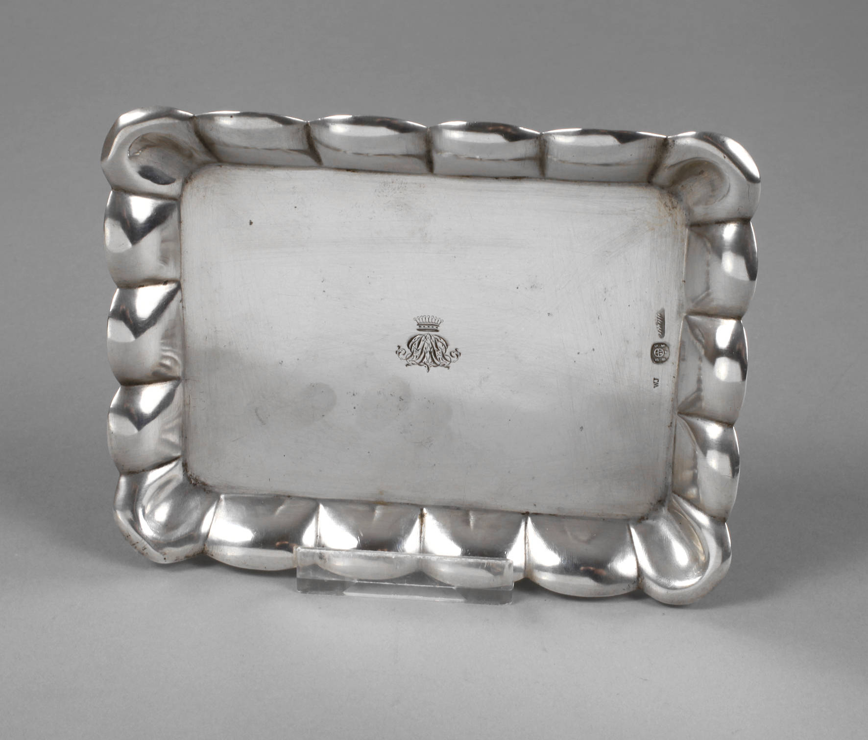 Kleines Tablett mit Adelsmonogramm Wien