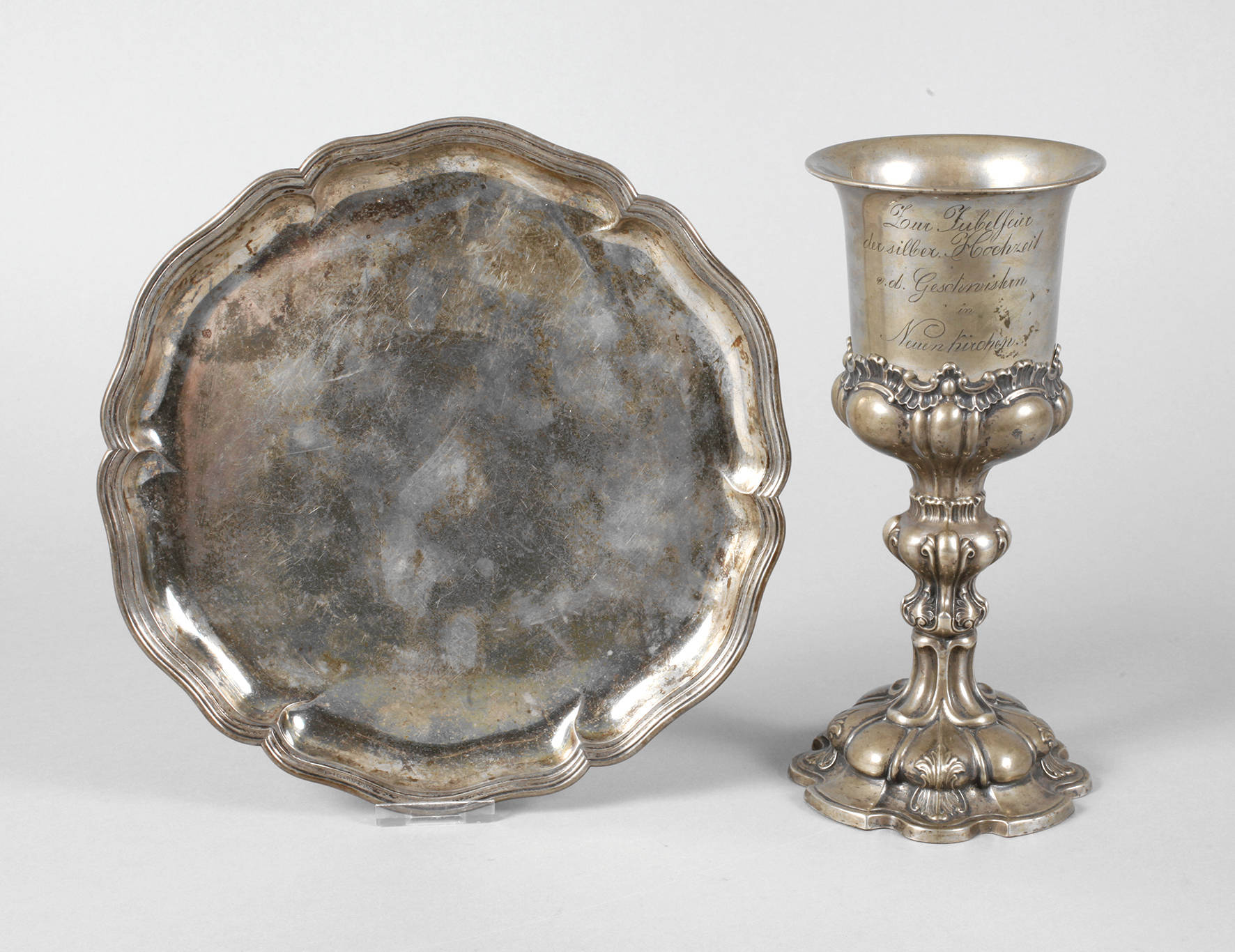 Silberpokal und Silbertablett