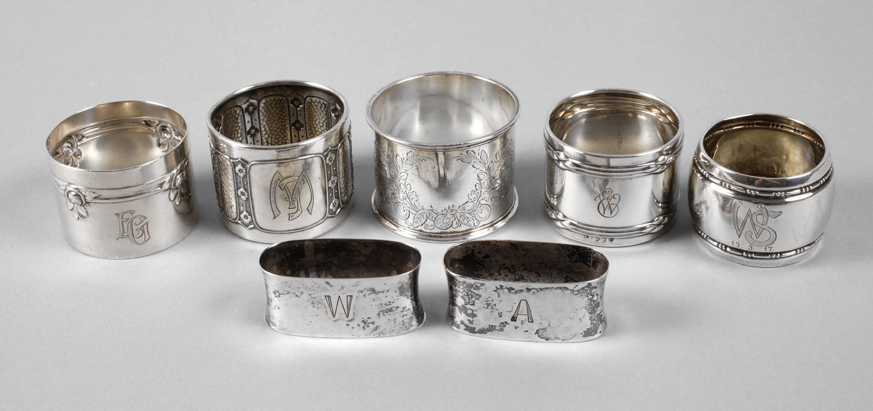 Sieben Serviettenringe Silber