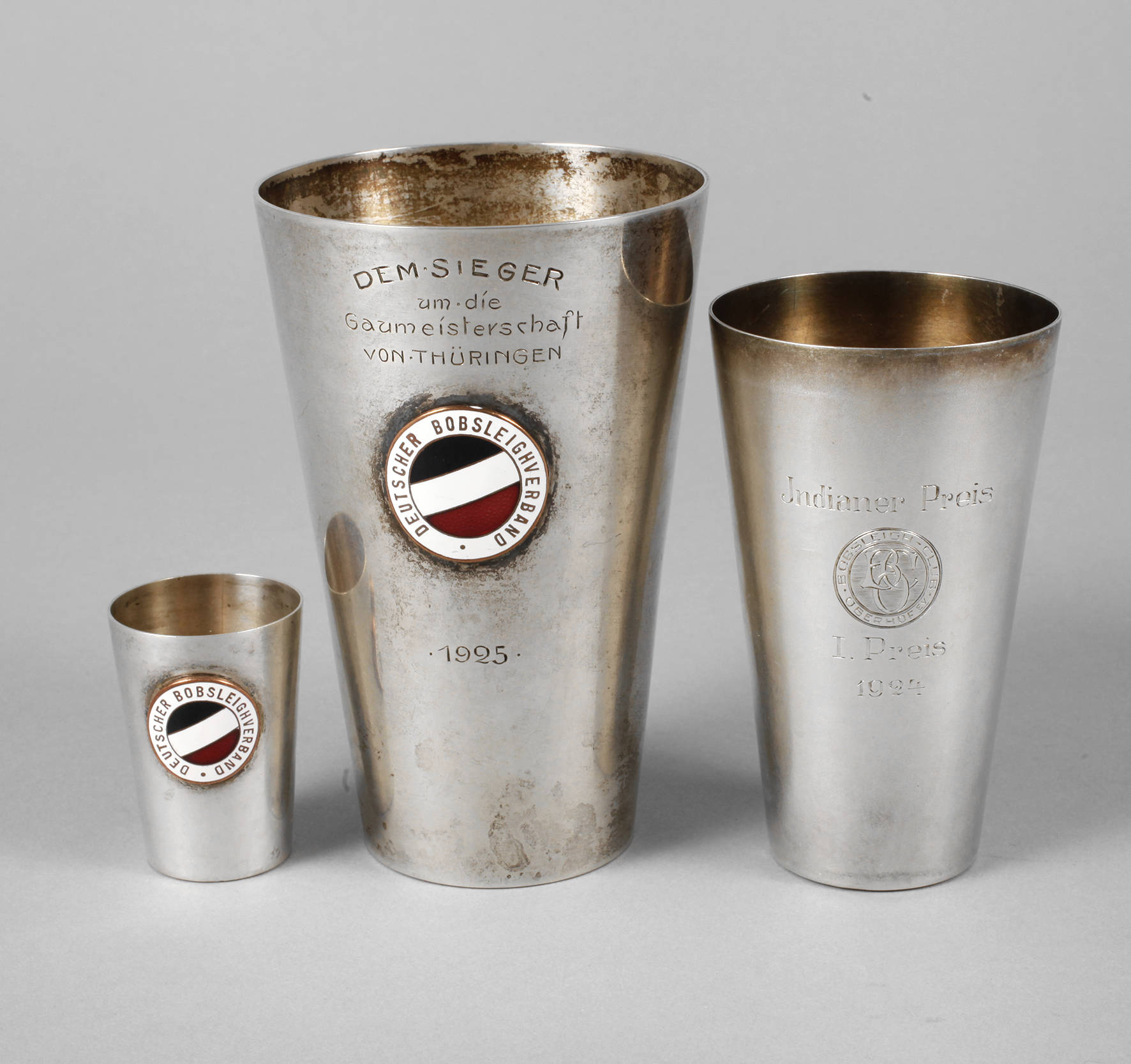 Drei Preisbecher Bobsleighverband