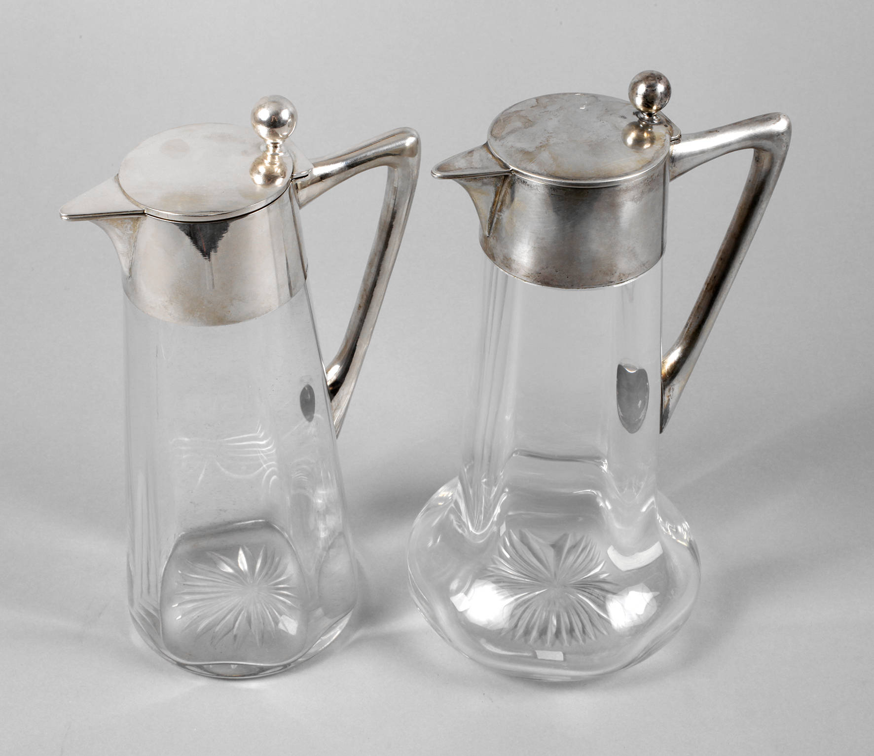 Zwei Schenkkannen mit Silbermontierung