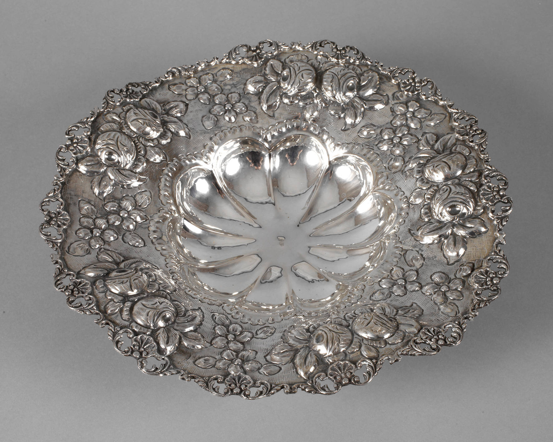 Silberschale mit Blütendekor