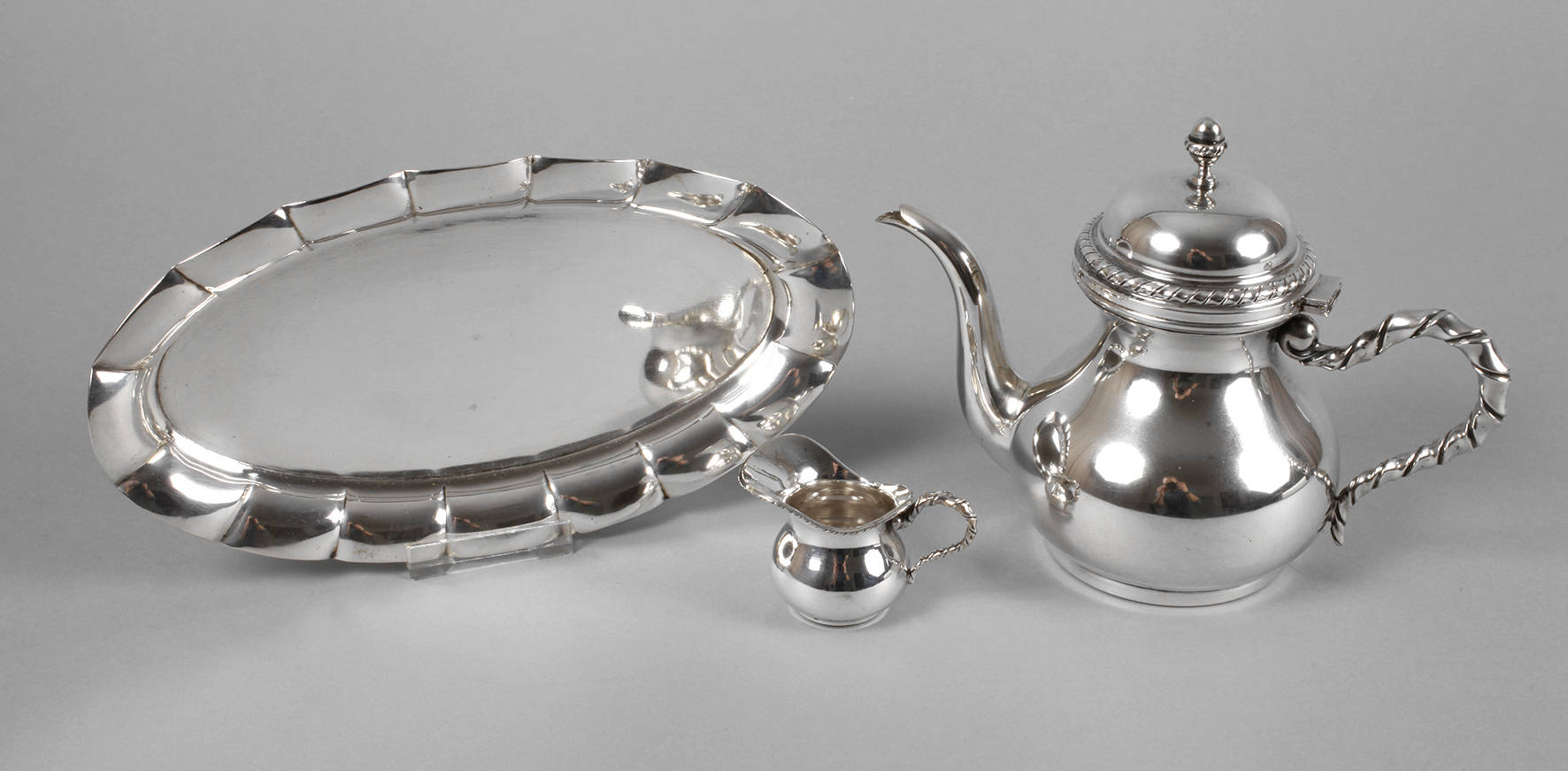 Zwei Silberkännchen und ein Tablett