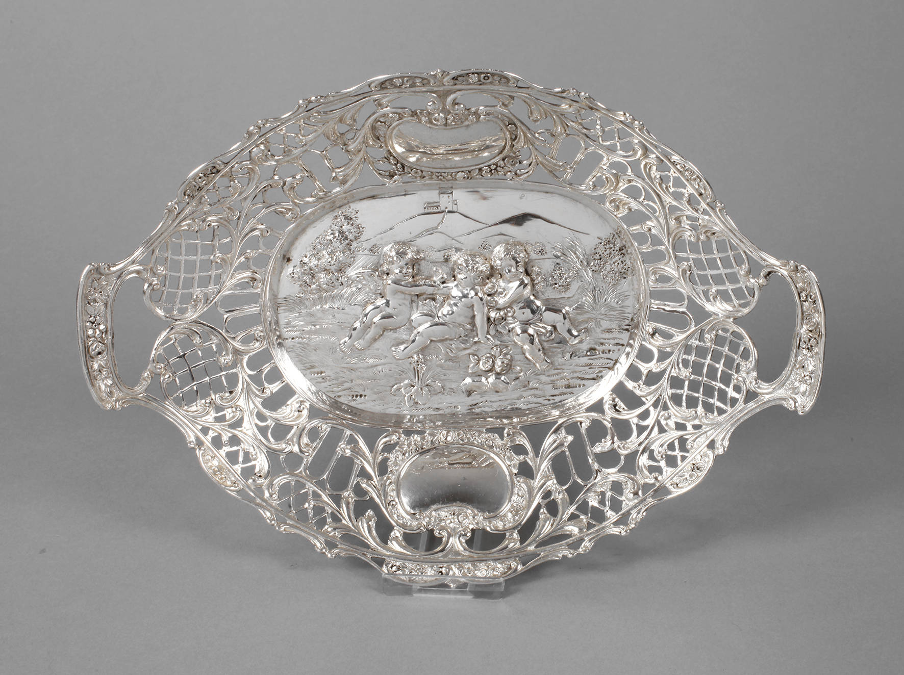 Silberschale mit Puttenmotiv