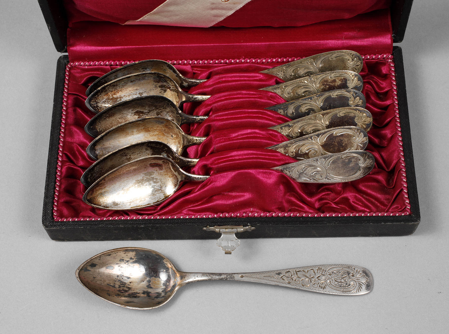 Sechs und ein Kaffeelöffel Silber