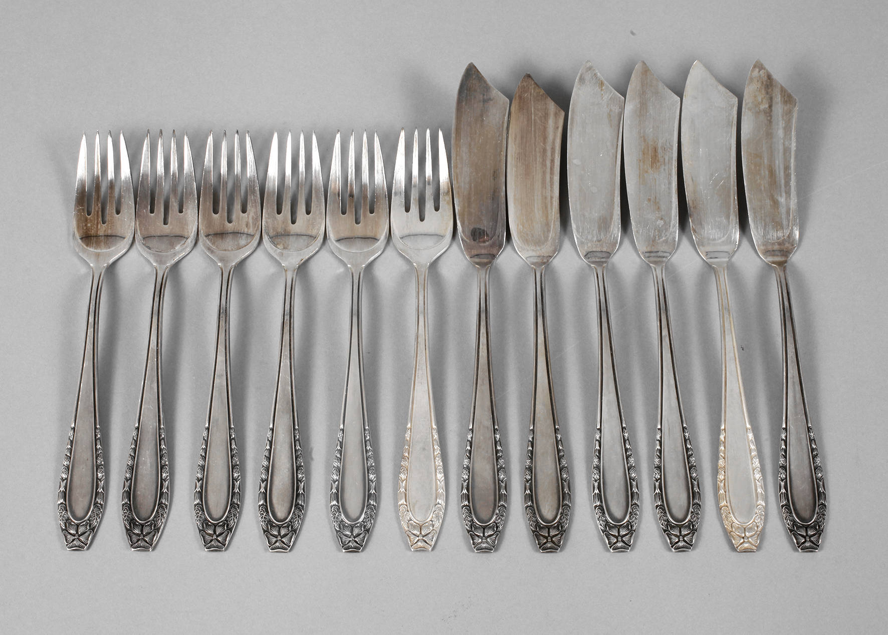 Fischbesteck mit Blütenmuster