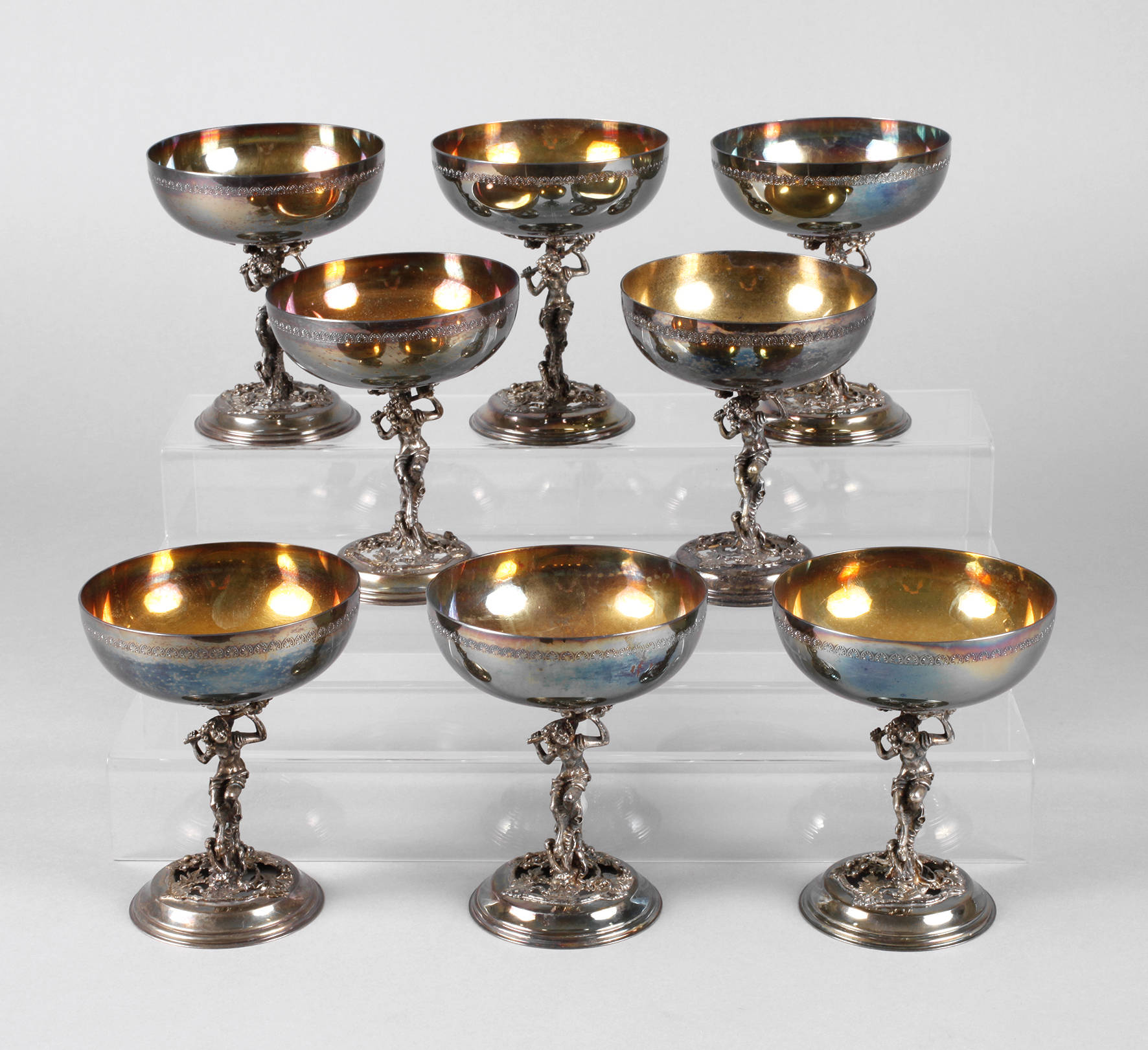 Acht Eisschalen mit figürlichem Schaft