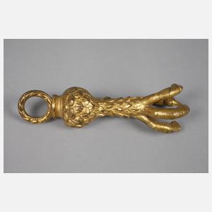 Paar Krallen als Gardinenhalter