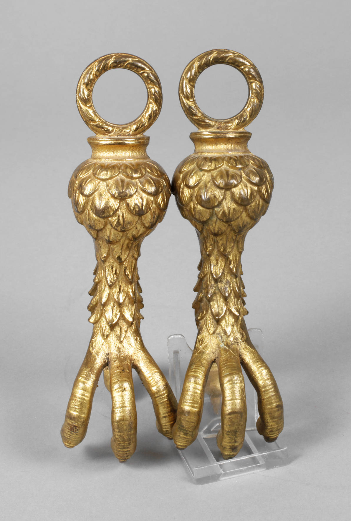 Paar Krallen als Gardinenhalter