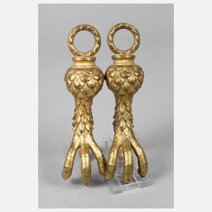 Paar Krallen als Gardinenhalter