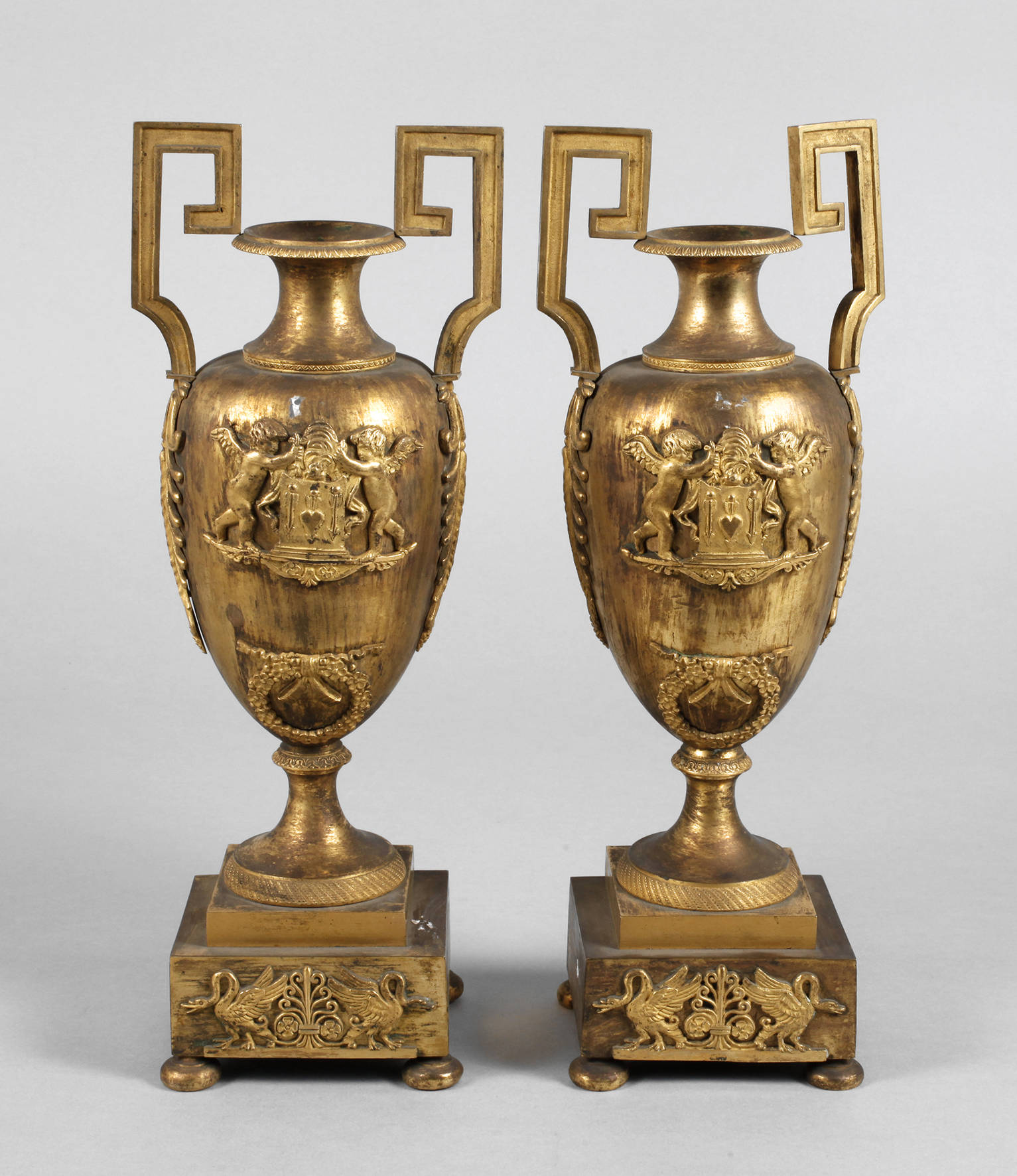 Paar klassizistische Beisteller