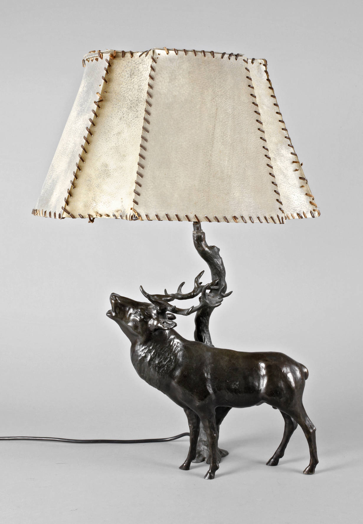Figürliche Tischlampe mit Hirsch