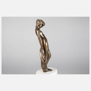 Stehender Mädchenakt