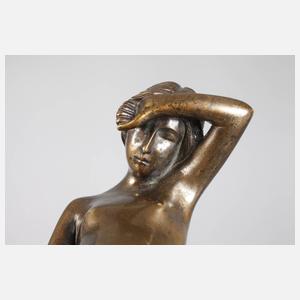 Stehender Mädchenakt