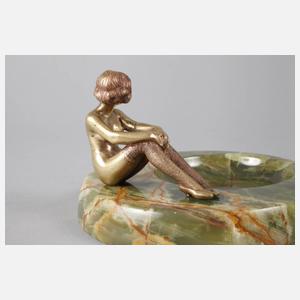 Bruno Zach, sitzender weiblicher Akt auf Schale