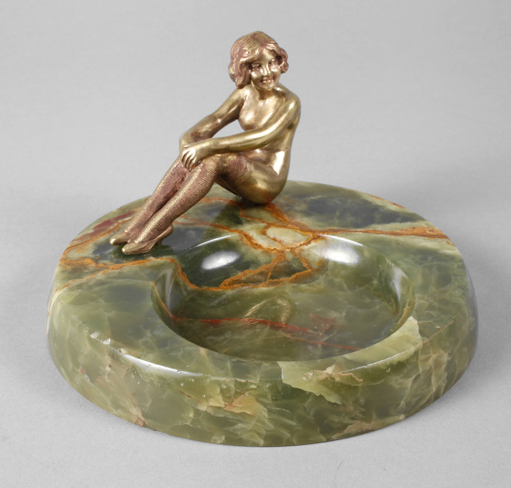 Bruno Zach, sitzender weiblicher Akt auf Schale