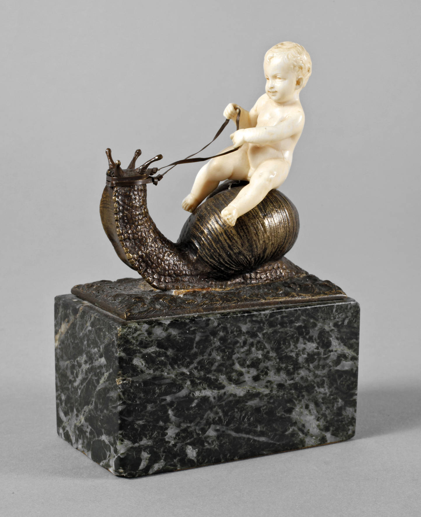 Schneckenreiter als Chryselephantin