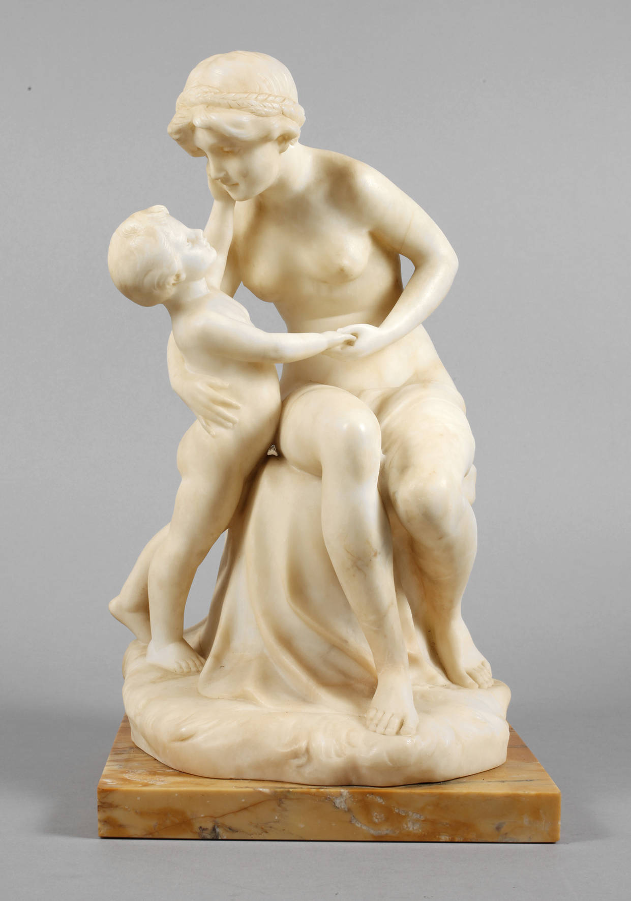 Daniel Greiner, Alabasterfigur Mutter mit Kind