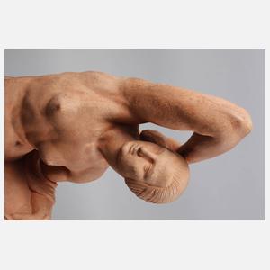 Joe Descomps, kniender Akt