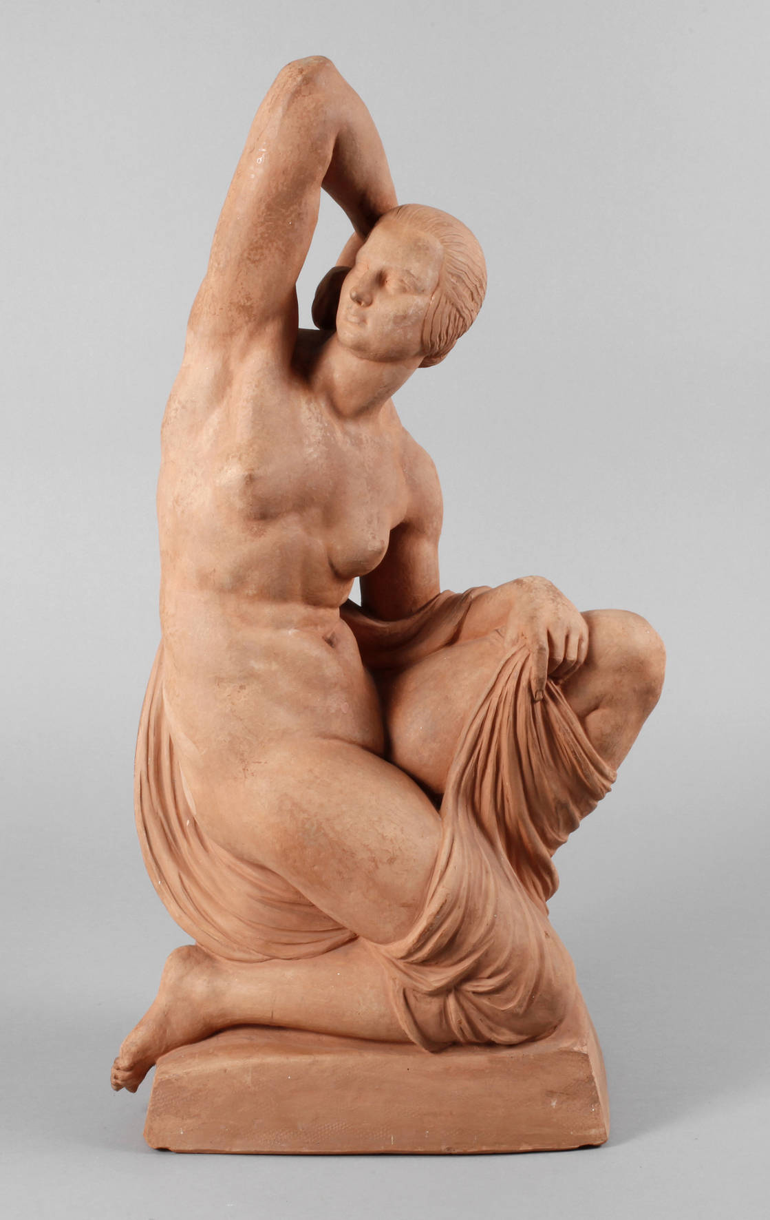 Joe Descomps, kniender Akt