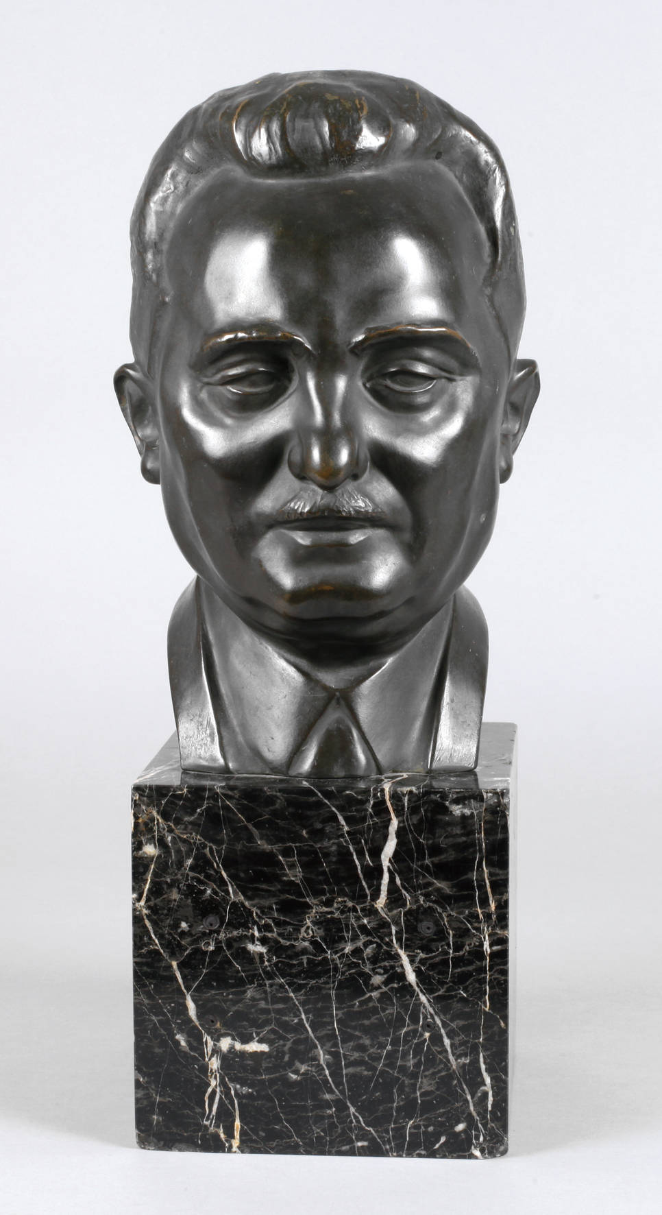 E. Haich, Herrenbüste