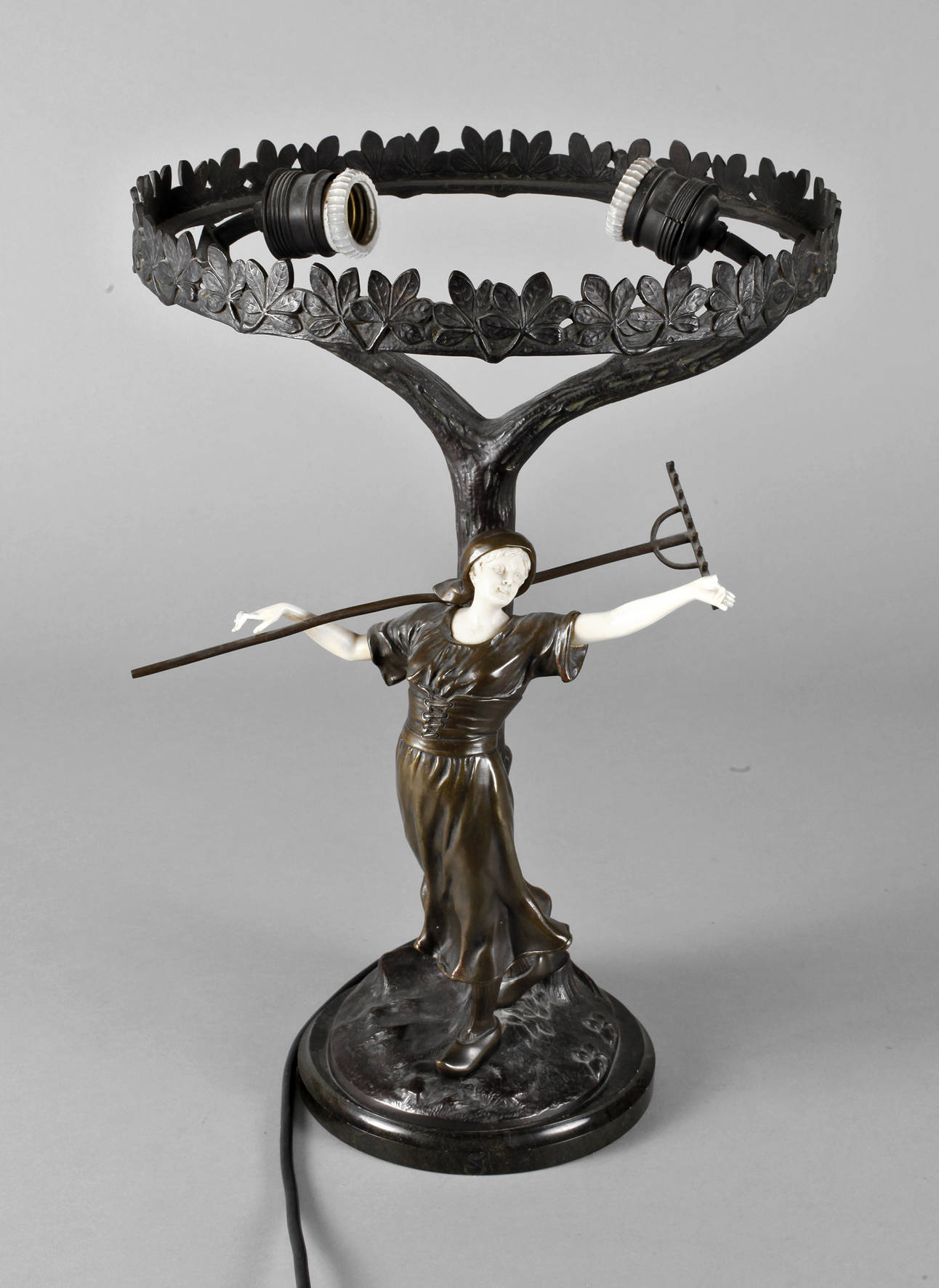 Peter Tereszuck attr., Tischlampe mit Chryselephantin