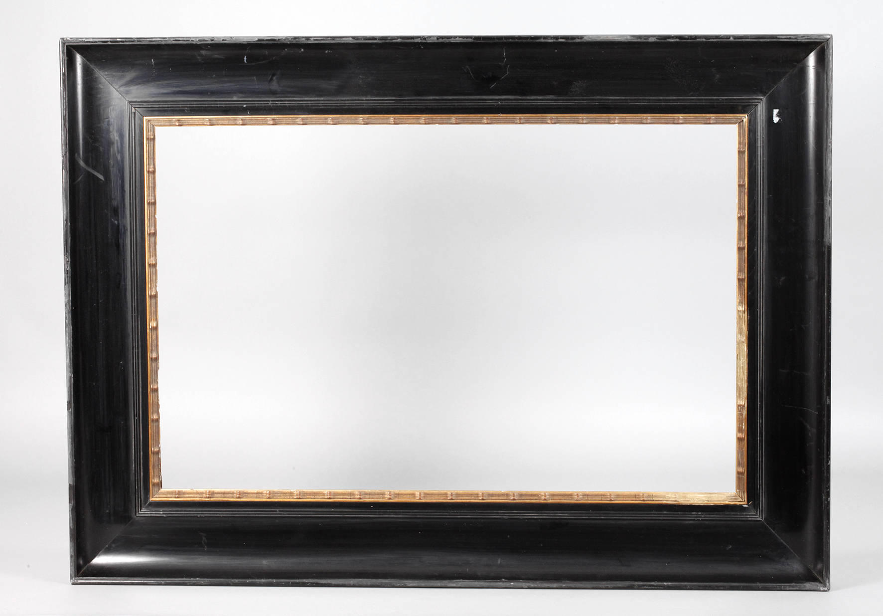 Breite schwarze Lackleiste um 1860