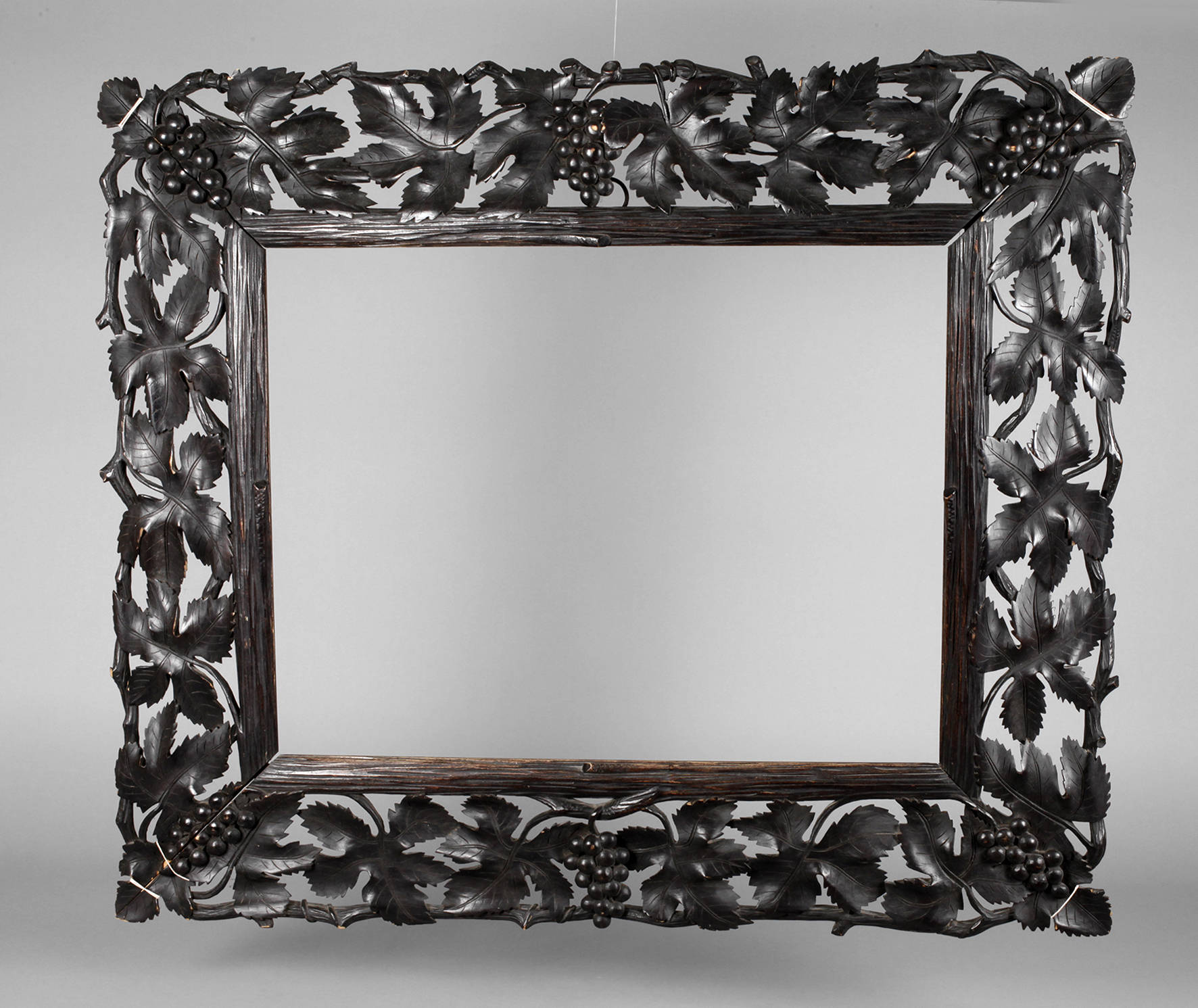 Geschnitzter Rahmen mit Weinranken um 1890