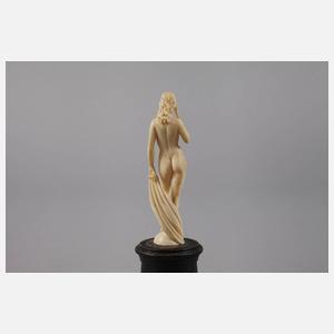 Feine Elfenbeinschnitzerei