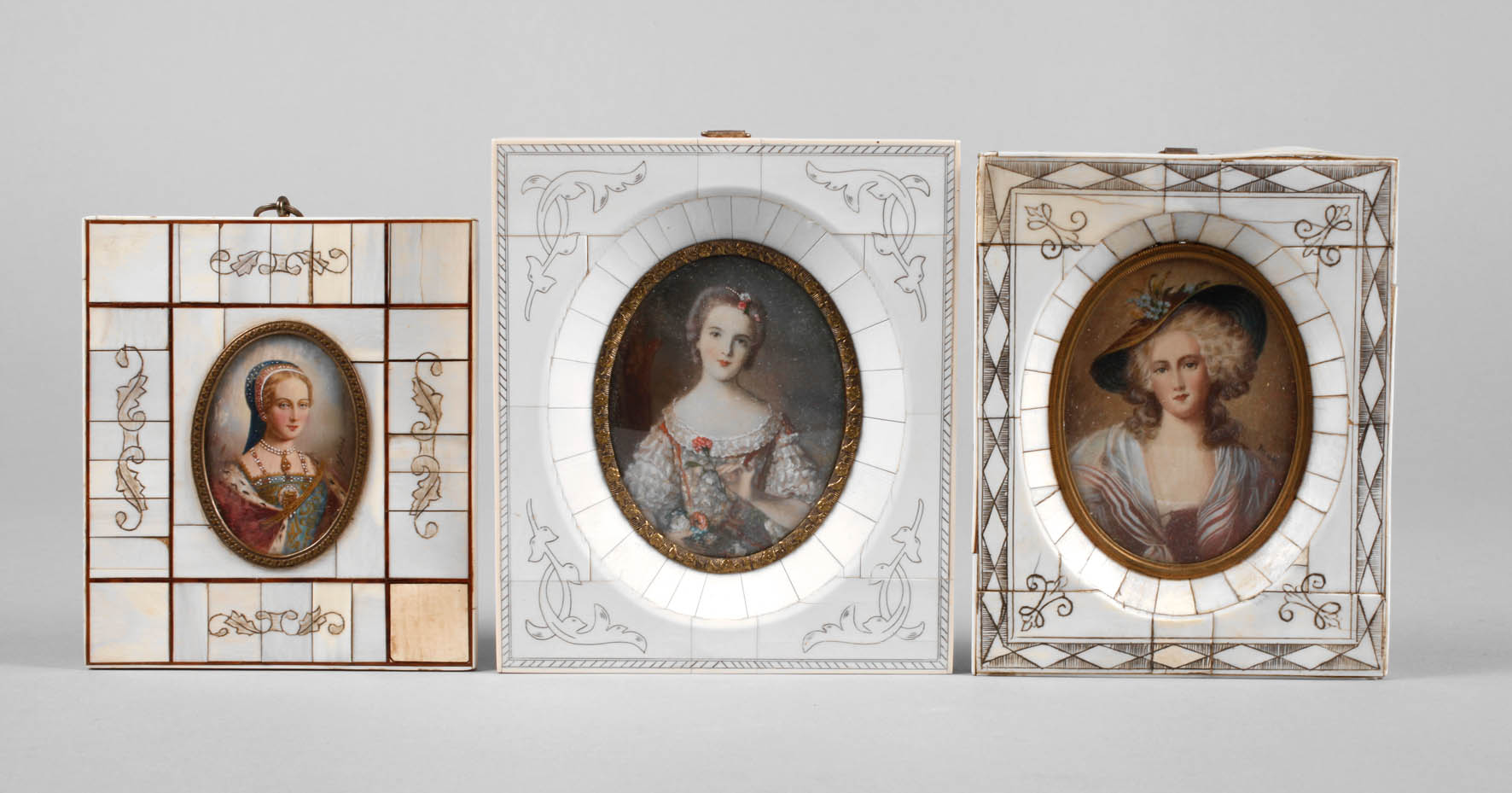 Drei Elfenbeinminiaturen