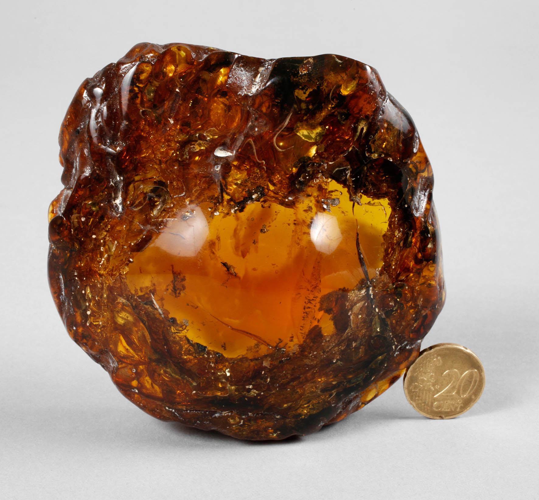 Geschliffener Bernstein von 186 g