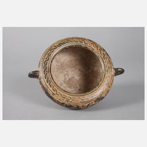 Kleine Tonschale mit Ohrenhenkel