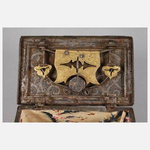 Eisenkassette in der Art der Brüder Mann