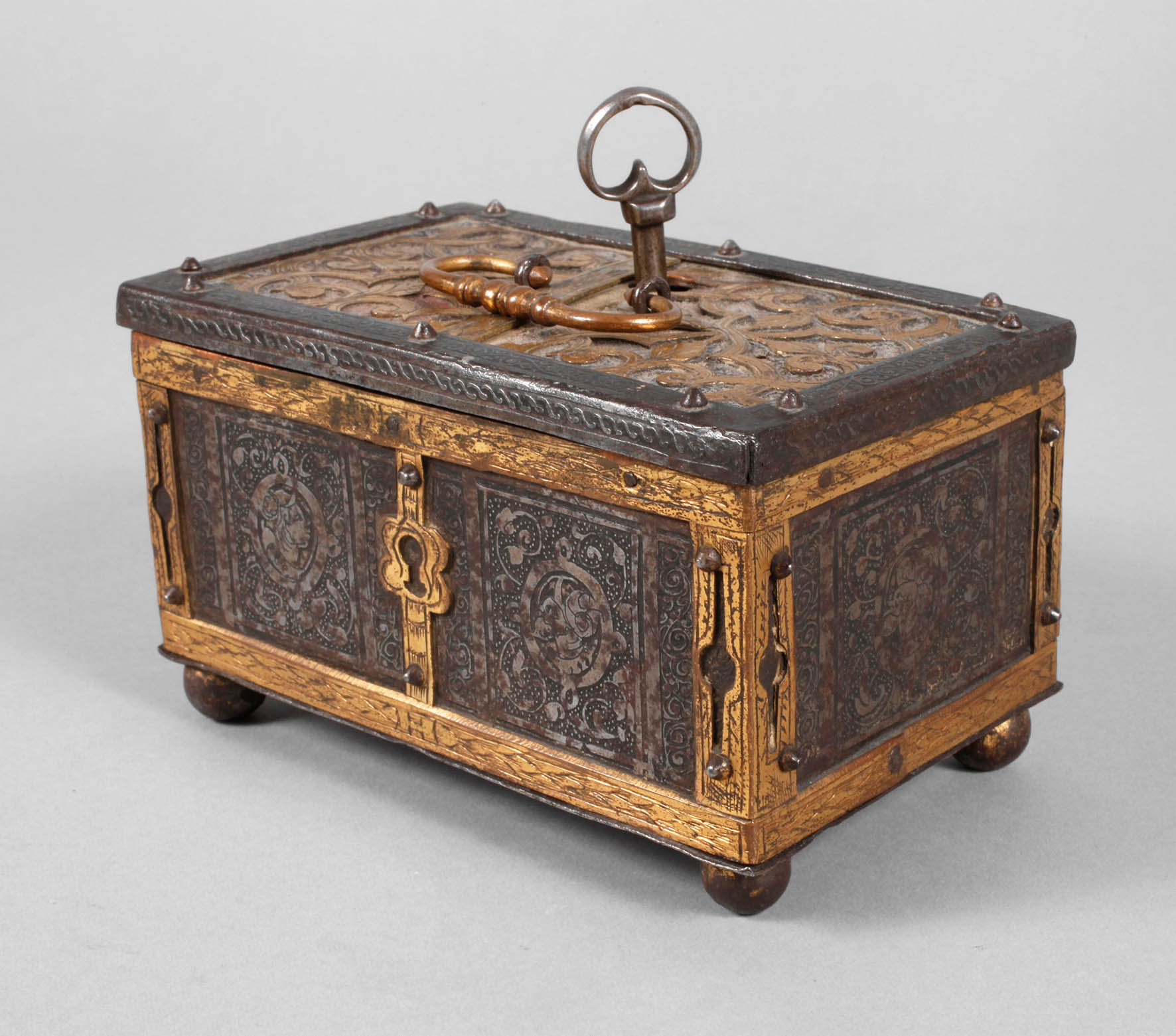 Eisenkassette in der Art der Brüder Mann