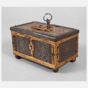 Eisenkassette in der Art der Brüder Mann