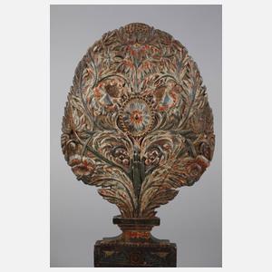 Geschnitzter Beisteller