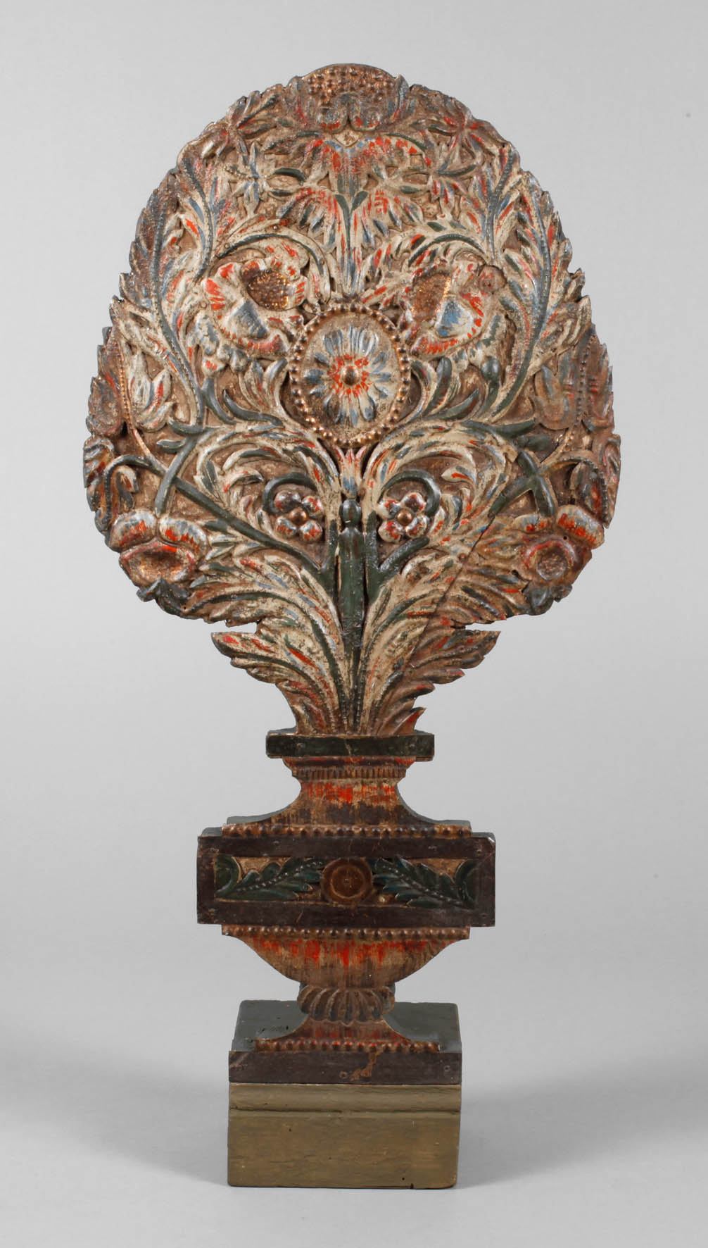 Geschnitzter Beisteller