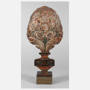 Geschnitzter Beisteller