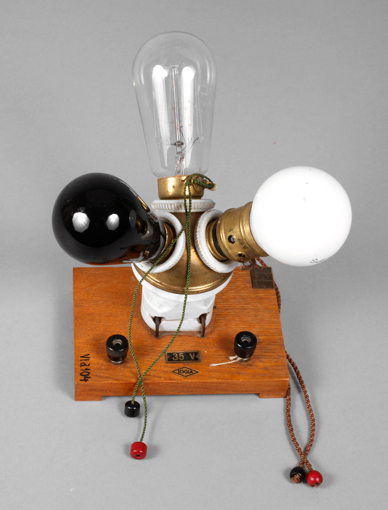 Drei Leuchtmittel in einer Dreifachfassung aus Keramik