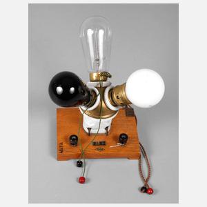 Drei Leuchtmittel in einer Dreifachfassung aus Keramik