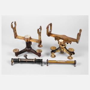 Zwei Gestelle für Nivelliertheodolith