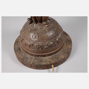 Geschnitzte Tischlampe