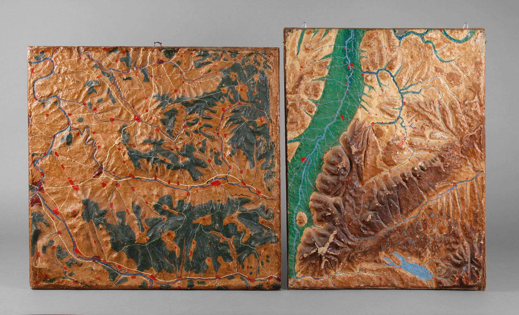 Zwei Relieflandkarten