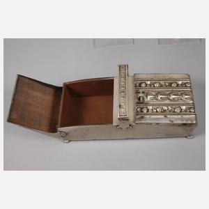 Zwei Amphorenvasen und eine Kassette