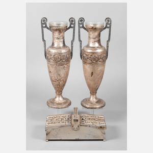 Zwei Amphorenvasen und eine Kassette