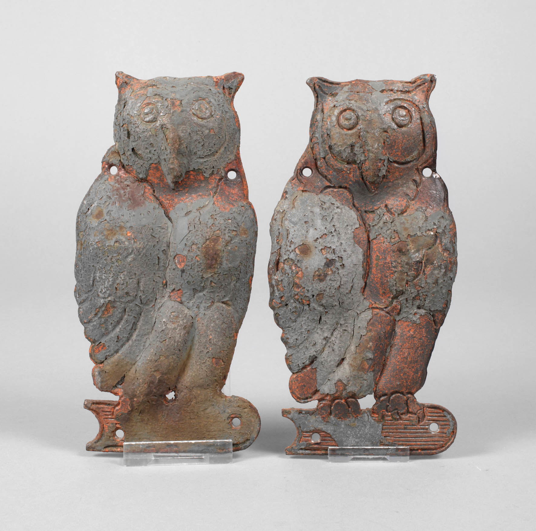 Paar figürliche Eisenreliefs