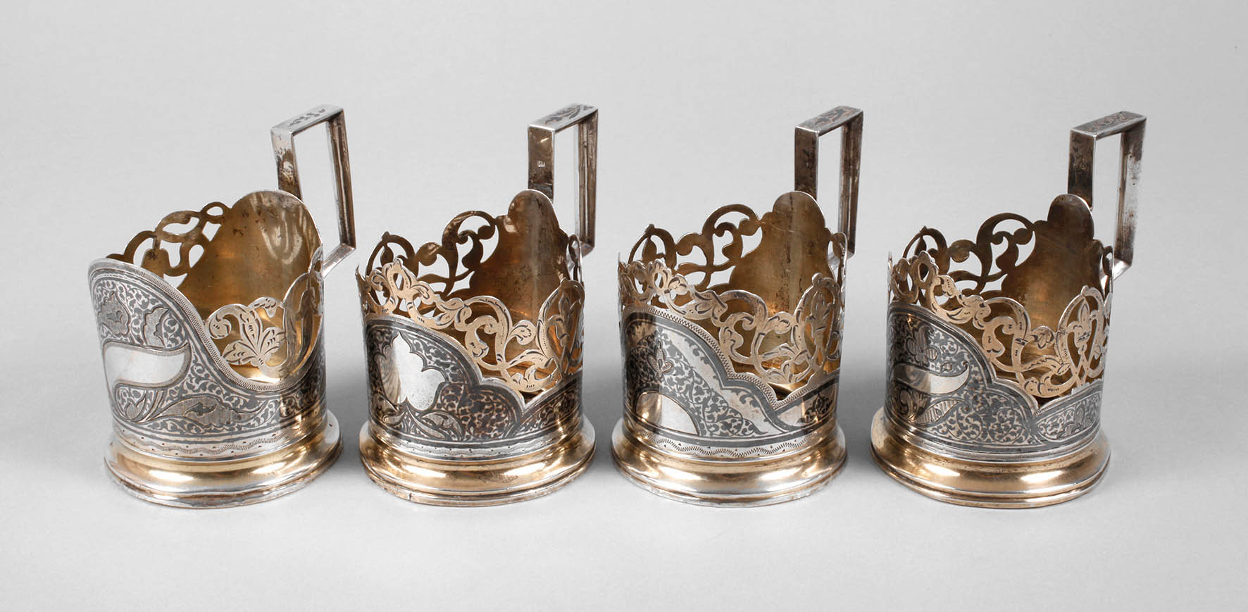 Vier Teeglashalter Russland