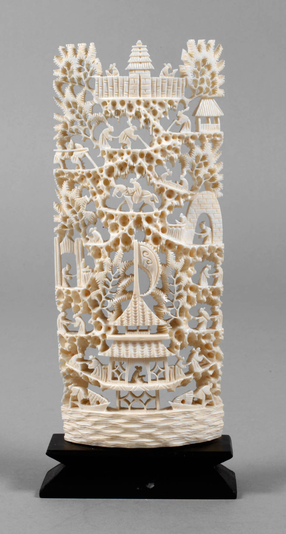 Feine Elfenbeinschnitzerei